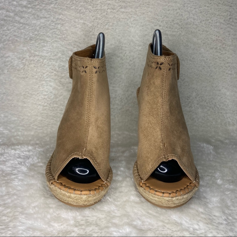 NWOT Not Rated suede Wedges, 7